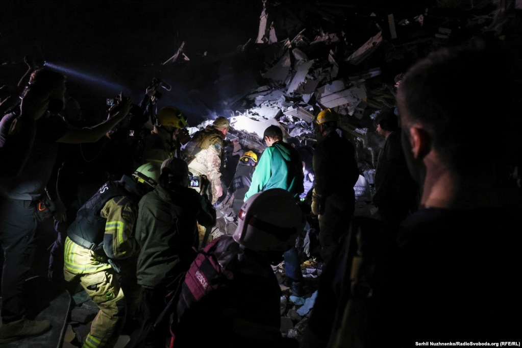 «Залучені інженерні сили, верхолази ДСНС, пошукові собаки. З-під руїн чути телефонні дзвінки – пошуки триватимуть, доки не переконаються, що вже дістали всіх. Є інформація про двох дітей, яких досі не можуть знайти на місці події. Також поліцейські обходять квартири у найближчих будинках, перевіряють стан людей», – йдеться в повідомленні міністра внутрішніх справ Ігоря Клименка