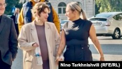 ბელა მეი თბილისის საქალაქო სასამართლოს ეზოში დედასთან ერთად, გათავისუფლების შემდეგ, 3 ნოემბერი, 2025 წელი