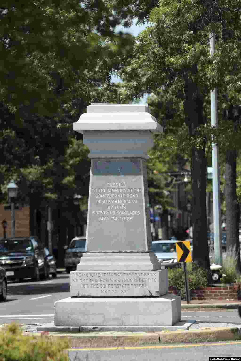 Statui confederate au fost eliminate din ordinul oficialilor locali și al Guvernului din Virginia, precum aceasta, în Alexandria, Virginia, SUA. Cazuri de înlăturare a monumentelor celor care au fost asociați cu promovarea sclaviei au fost în Statele Unite de zeci de ani și au fost determinate de convingerea că glorifică supremația albă.