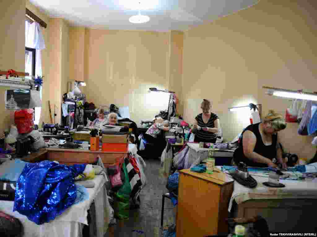 მესაათეები, მკერავები, მეწაღეები, გასაღების ხელოსნები - ისინი თბილისის ყველა უბანში არიან და ყველამ იცის მათი პატარა, უმეტესად, სარდაფებსა და ჩიხებში ”დამალული” ოთახების მისამართები...