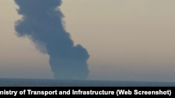 Клубы густого черного дыма над танкером KAIROS, следовавшем в российский порт Новороссийск, 28 ноября 2025 года