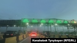 Алматы – Қонаев арасындағы ақылы көлік жолының ақша төлейтін бекеті. 26 сәуір, 2026 жыл.