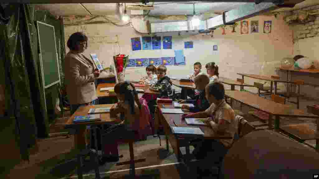 Van azonban, ami nem változott: óvóhelyről lévén szó itt sosem lesznek ablakok, ide sosem szűrődik be a napfény