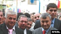 ალბერტ ჯუსოევი, ოპოზიციის ლიდერი (მარცხნივ) და ედუარდ კოკოითი, დე ფაქტო სამხრეთ ოსეთის პრეზიდენტი. ერთ დროს თანამოაზრეები, დღეს - ოპონენტები