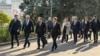31 octombrie 2025. Echipa premierului desemnat Alexandru Munteanu (al doilea din stânga) pleacă spre Parlament pentru a primi votul de încredere al legislativului de la Chișinău