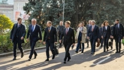 31 octombrie 2025. Echipa premierului desemnat Alexandru Munteanu (al doilea din stânga) pleacă spre Parlament pentru a primi votul de încredere al legislativului de la Chișinău
