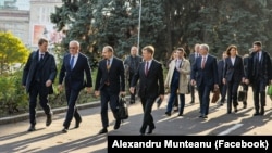 31 octombrie 2025. Echipa premierului desemnat Alexandru Munteanu (al doilea din stânga) pleacă spre Parlament pentru a primi votul de încredere al legislativului de la Chișinău