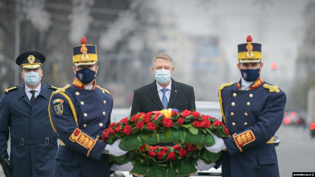 Președintele român Klaus Iohannis comemorând victimele Revoluției din decembrie 1989