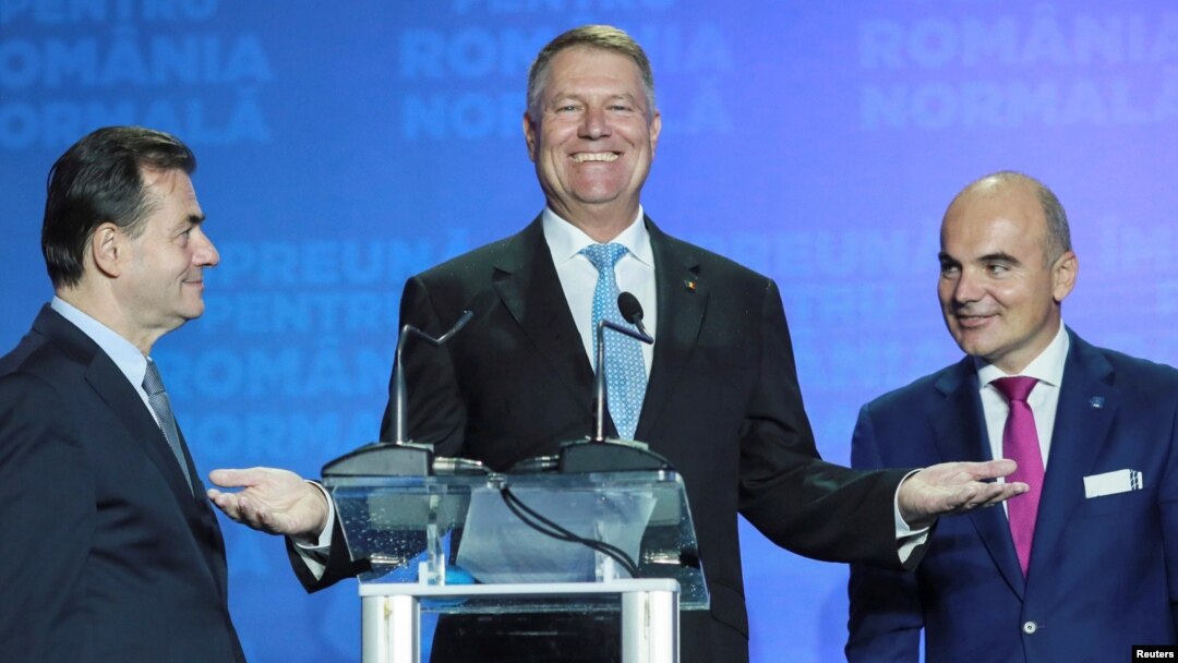 Klaus Iohannis, flancat de șeful său de campanie, premierul Ludovic Orban, și de unul dintre liderii echipei de campanie, Rareș Bogdan