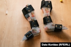 ანდრიას ორტეზი, ე.წ. ფიქსატორი, რომელსაც ღამით უკეთებს დედა ფეხებზე. ორტეზი ამაგრებს და იცავს სხეული ნაწილებს, ამ შემთხვევაში, ფეხებს.