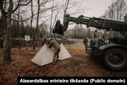 Латвійські солдати встановлюють барикади біля «Кургану дружби» у листопаді 2024 року
