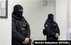 "Атажұрт" белсенділері сотында тұрған арнайы жасақ. Талдықорған, 23 қаңтар, 2026 жыл.