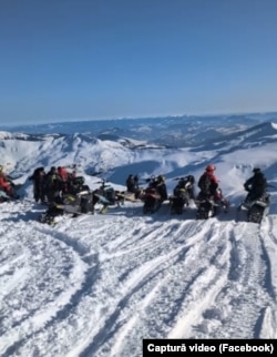 Oameni pe snowmobil în Parcul Național Munții Rodnei.