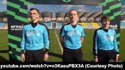 Судзьдзі Юры Хомчанка, Вольга Блоцкая, Алеся Гутнік. Барысаў, 20 красавіка 2026 году. Кадар з трансьляцыі матча ў YouTube 