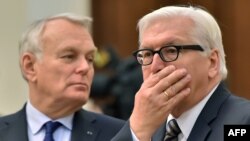 Frank-Walter Steinmeier (sağda) və Fransanın xarici işlər naziri Jean-Marc Ayrault 