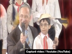 Cristi Grețcu, alias Ion Iliescu, într-o parodie din 2010, și în care îl ținea în brațe pe „învățăcelul Victor Ponta, devenit președinte al PSD, cu doar câteva zile înainte ca Iliescu să împlinească 80 de ani.