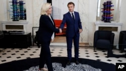 Francuski predsjednik Emmanuel Macron s čelnicom francuske krajnje desničarske stranke Marine Le Pen u Elizejskoj palači u Parizu, 21. juna 2022