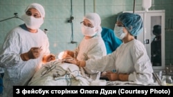 Онколог Олег Дуда під час операції
