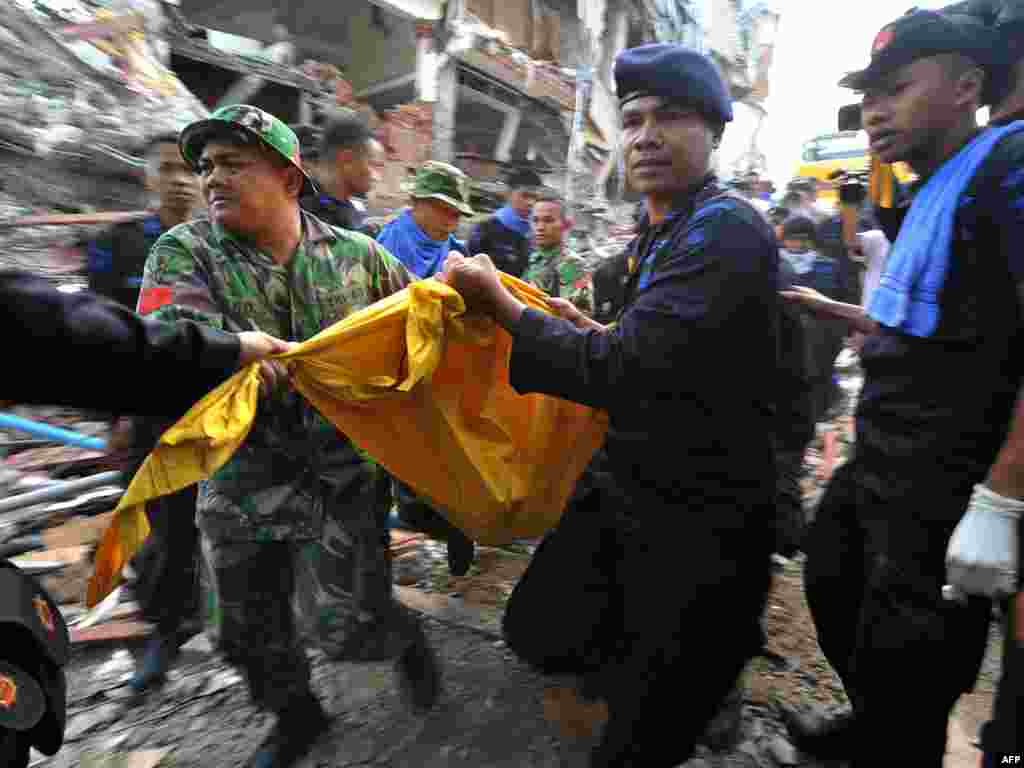 В Индонезии тысячи людей остаются под завалами после землетрясения 