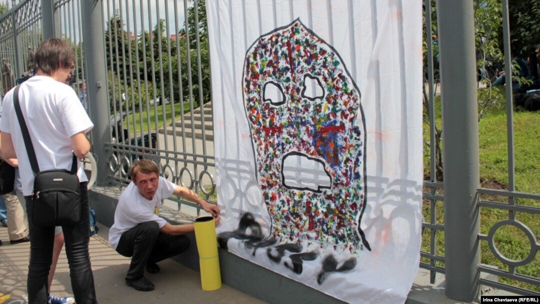 Supporters of Pussy Riot organized a sparse protest near the Moscow court hearing the case on July 9.