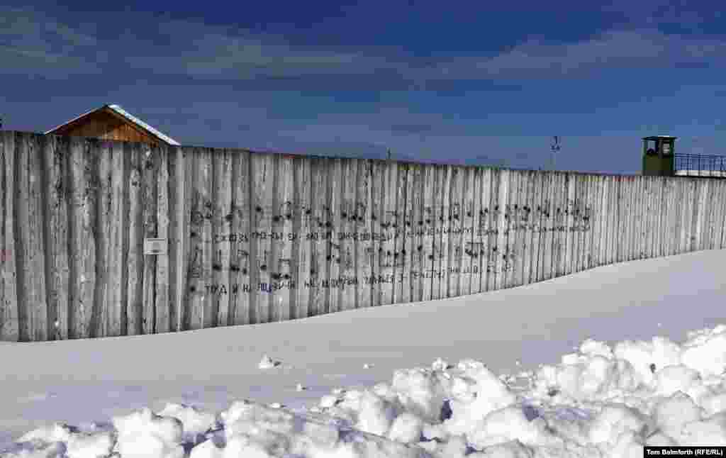 A stanza of the Soviet hymn from the late Stalin period is written on the wall facing museum visitors as they enter from the prison guard headquarters.