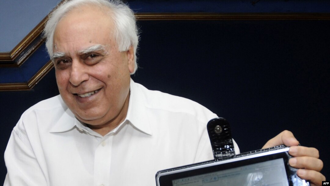 Indijski ministar Kapil Sibal pokazuje kompjuter. 