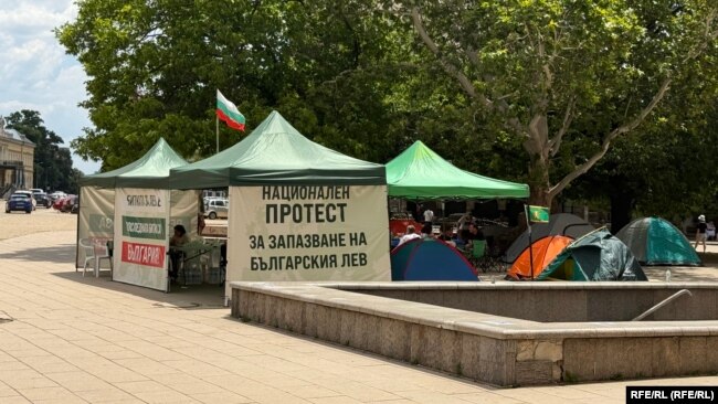Палатките и шатрите в понеделник около обяд
