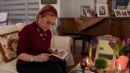 گوگوش در حال خواندن «حافظ» در کنار سفره هفت‌سین