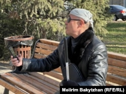 Оралбек Өміров телефоннан әлеуметтік желіге шығуды үйреніп жүргенін айтады. Алматы, 27 қараша, 2025 жыл.