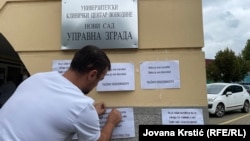 Zaposleni lepe poruke na zgradu uprave tokom protesta, Novi Sad 22. avgust 2025.