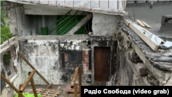 Над квартирою на дев'ятому поверсі, де була дірка від безпілотнику прибрали повністю покрівлю. 9 червня 2026 року