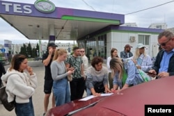 Люди записываются в список ожидания на топливо на заправочной станции в Севастополе, 1 июня 2026 года
