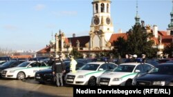 Policija i službeni automobili kod zgrade Ministarstva spoljnih poslova u Pragu pred dolazak bh. lidera, 2. decembar 2013.