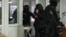 Imagini din 20 februarie 2026, când trei persoane bănuite că ar fi pregătit asasinarea unor personalități publice în Ucraina au fost escortate la Judecătoria Chișinău, după reținerea lor în cadrul unei operațiuni comune a poliției moldovene și ucrainene, supranumită „Enigma 2.0”