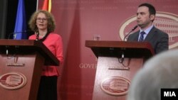 Министерката за одбрана Радмила Шекеринска и вицепремиерот задолжен за европски прашања Бујар Османи.  01.10.2018.