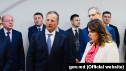 Franco Frattini (centru) și negociatorii-şefi de la Chişinău şi Tiraspol, Cristina Lesnic şi Vitali Ignatiev (al doilea din dreapta) la ceremonia de înmânare a plăcuțelor auto neutre. Tiraspol, 10 septembrie 2018