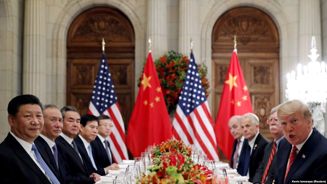 XI Jinping și Donald Trump, insoțiți de consilieri, la o întâlnire bilaterală în marja summitului G20 din Argentina