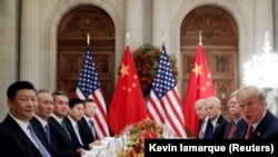 XI Jinping și Donald Trump, insoțiți de consilieri, la o întâlnire bilaterală în marja summitului G20 din Argentina