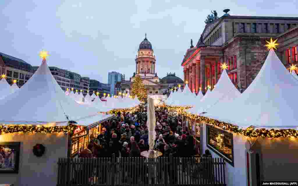 Aglomerație la târgul de Crăciun din Gendarmenmarkt, Berlin, pe 13 decembrie 2025.