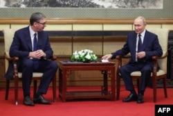 Встреча президентов Сербии и России Александра Вучича и Владимира Путина в сентябре 2025 года в Пекине, где они оба участвовали в торжествах, организованных руководством КНР. Вучич долгие годы ведет политику маневрирования между Западом и Кремлем