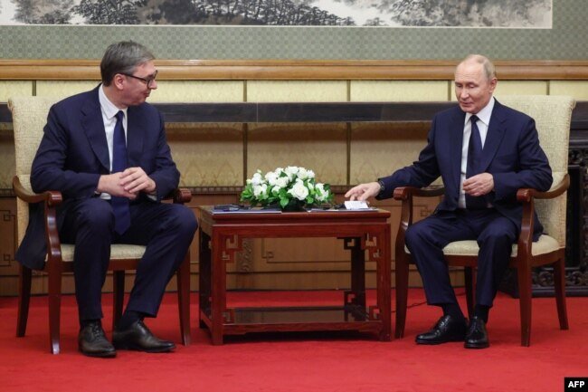 Takimi midis presidentëve serb dhe rus Aleksandar Vuçiç dhe Vladimir Putin në shtator 2025 në Pekin, ku të dy morën pjesë në festimet e organizuara nga udhëheqja kineze. Vuçiç ka manovruar midis Perëndimit dhe Kremlinit për shumë vite.