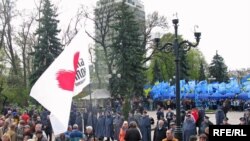 На мітингу опозиції в Києві проти угоди про продовження терміну базування російського Чорноморського флоту в Україні 24 квітня 2010 року: Міліція розокремила прихильників опозиції і владної Партії регіонів, які заблокували будинок парламенту