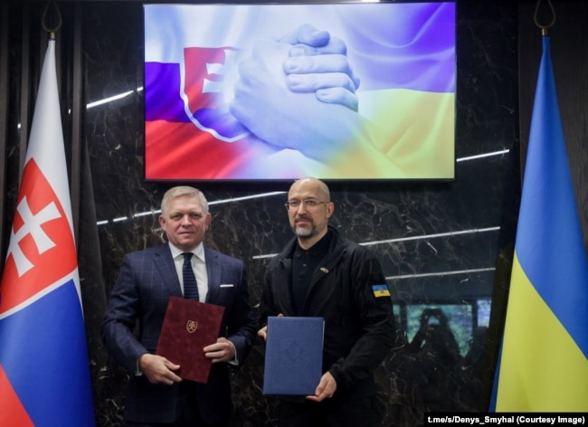 Прем'єр-міністр України Денис Шмигаль та його колега словацький прем'єр Роберт Фіцо, Ужгород 7 жовтня 2024 року