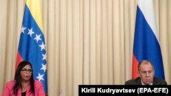 Șeful diplomației ruse Sergei Lavrov cu vicepreședinta venezueleană Delcy Rodriguez sîmbătă, la o conferință de presă la Moscova