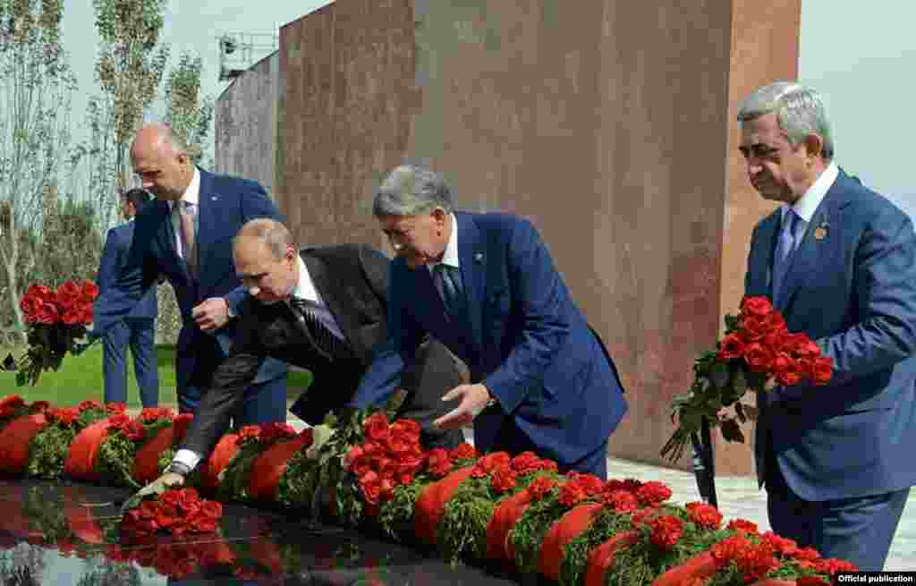 2016-жылдын баш оона жана аяк оона айларында кыргызстандыктар 1916-жылкы улуттук боштондук көтөрүлүштүн 100 жылдыгына арналган эскерүү жөрөлгөлөрүн өткөрүүнү улантышты. &quot;Ата-Бейитте&quot;. 17.9.2016. Президенттер А.Атамбаев, В.Путимн, Г.Саргсян жана премьер-министр П.Филип. (Ал эми президенттер Н.Назарбаев менен Э.Рахмон бул эскерүү аземине катышкан жок).&nbsp;