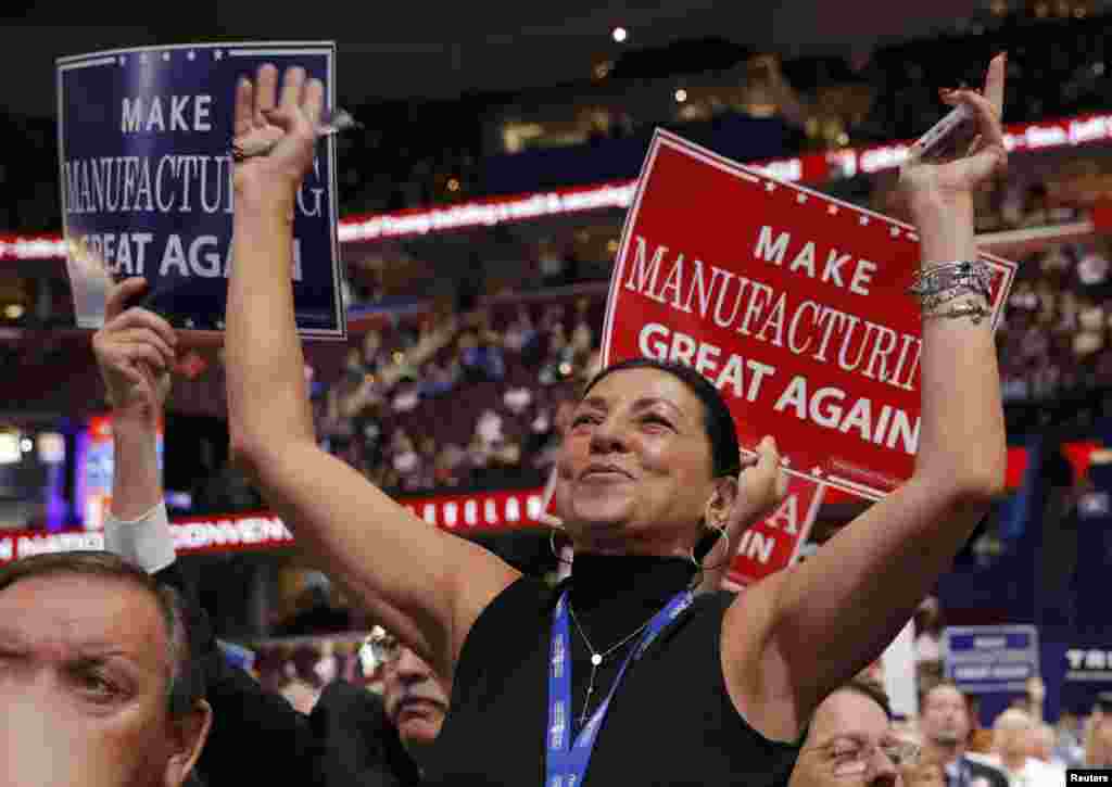 هواداران حزب جمهوری&zwnj;خواه در کلیولند؛ دونالد ترامپ که سابقه سیاسی ندارد، با کسب شمار قابل توجهی از آرای درون&zwnj;حزبی، تقریبا به راحتی از سد رقبای خود، که همگی از میان سیاست&zwnj;مداران و چهره&zwnj;های مهم حزب جمهوری&zwnj;خواه بودند، گذشت.