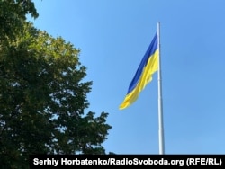 У Краматорську в День Державного Прапора відновили найбільший прапор Донеччини. Краматорськ, Донецька область, 23 серпня 2026 року. Війська РФ здійснили більш ніж 10 спроб знищити стяг за допомогою дронів. Останній удар завдали 11 серпня