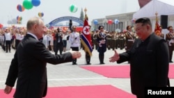 Ресей президенті Владимир Путин (сол жақта) мен Солтүстік Корея басшысы Ким Чен Ын. Пхеняьн, 19 маусым, 2024 жыл.