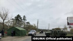 Poliția și militarii la intrarerea în Glodeni, aprilie 2020