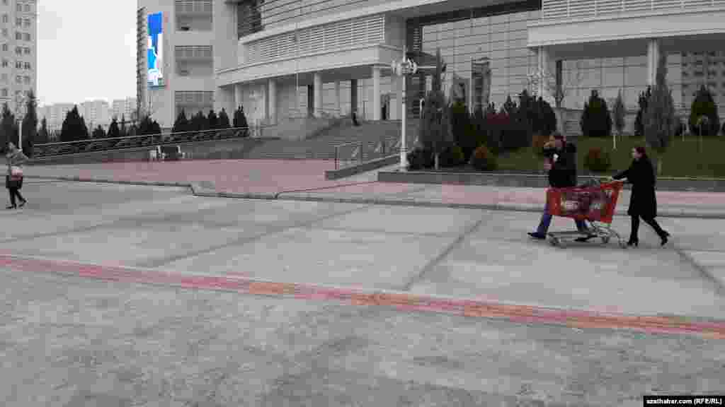 Bagtyýarlyk söwda-dynç alyş merkezi.